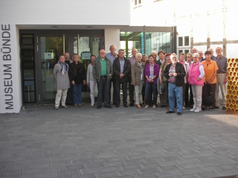 Teilnehmer der Veranstaltung vor dem Museum